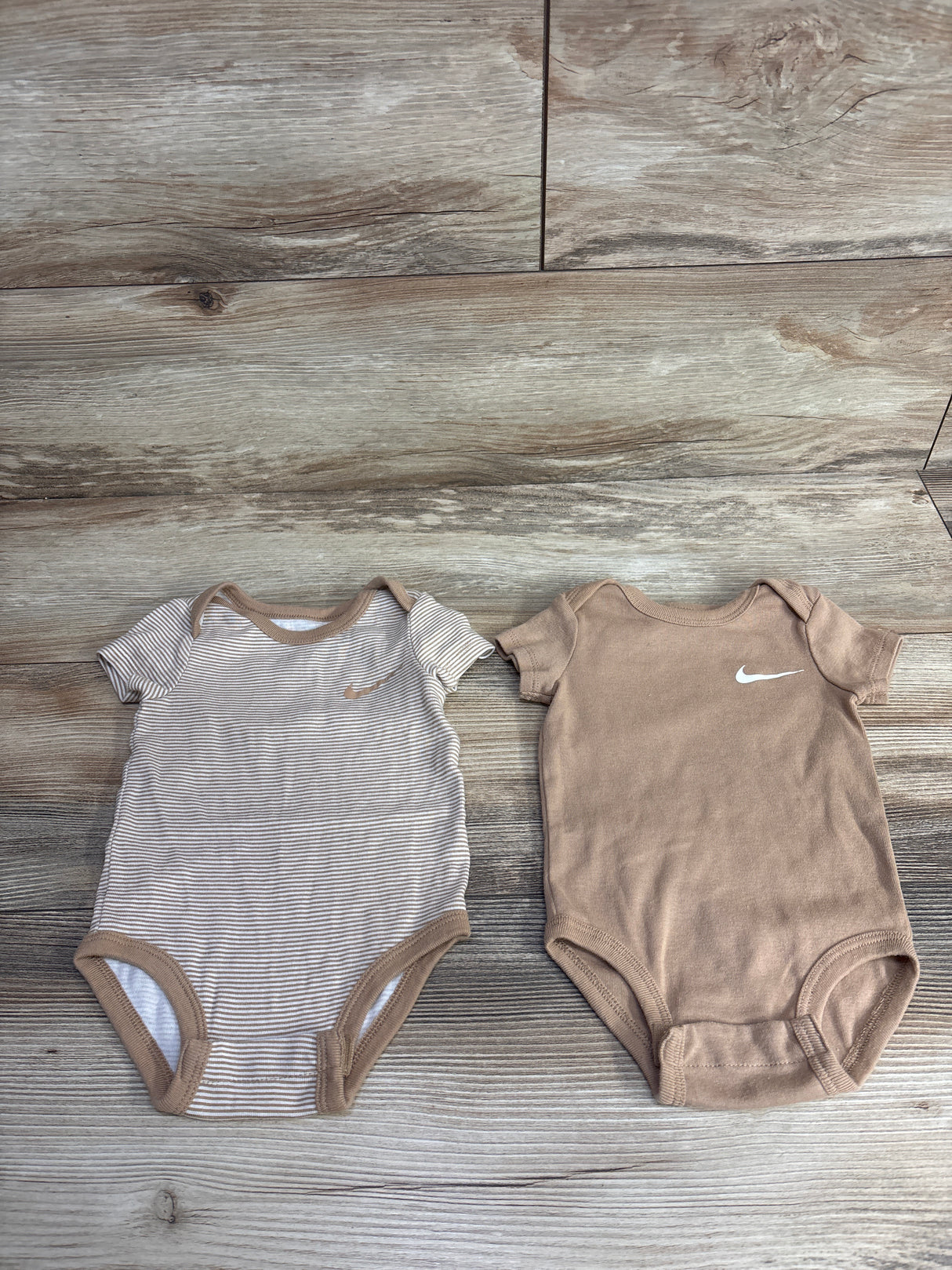 Nike Bodysuits 2pk Beige sz 6m