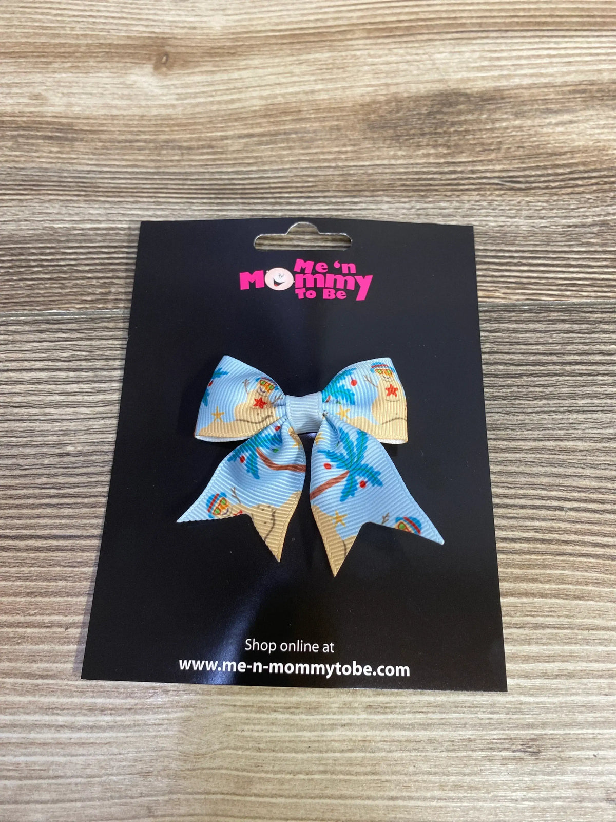 Beach-themed kids hair bow with palm trees and sand, perfect for summer outfits