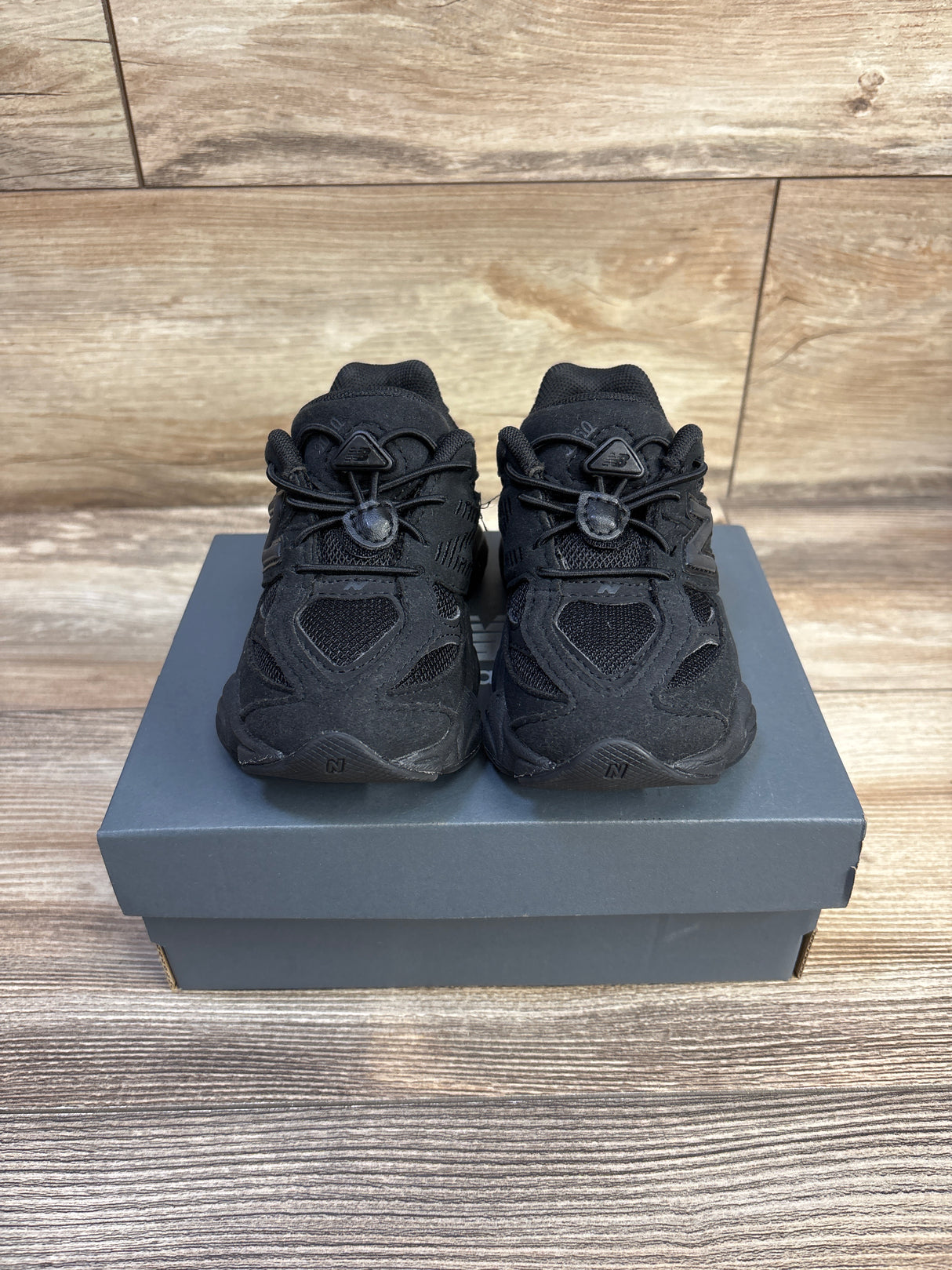 NEW New Balance 9060 Sneakers in Black sz 7.5c