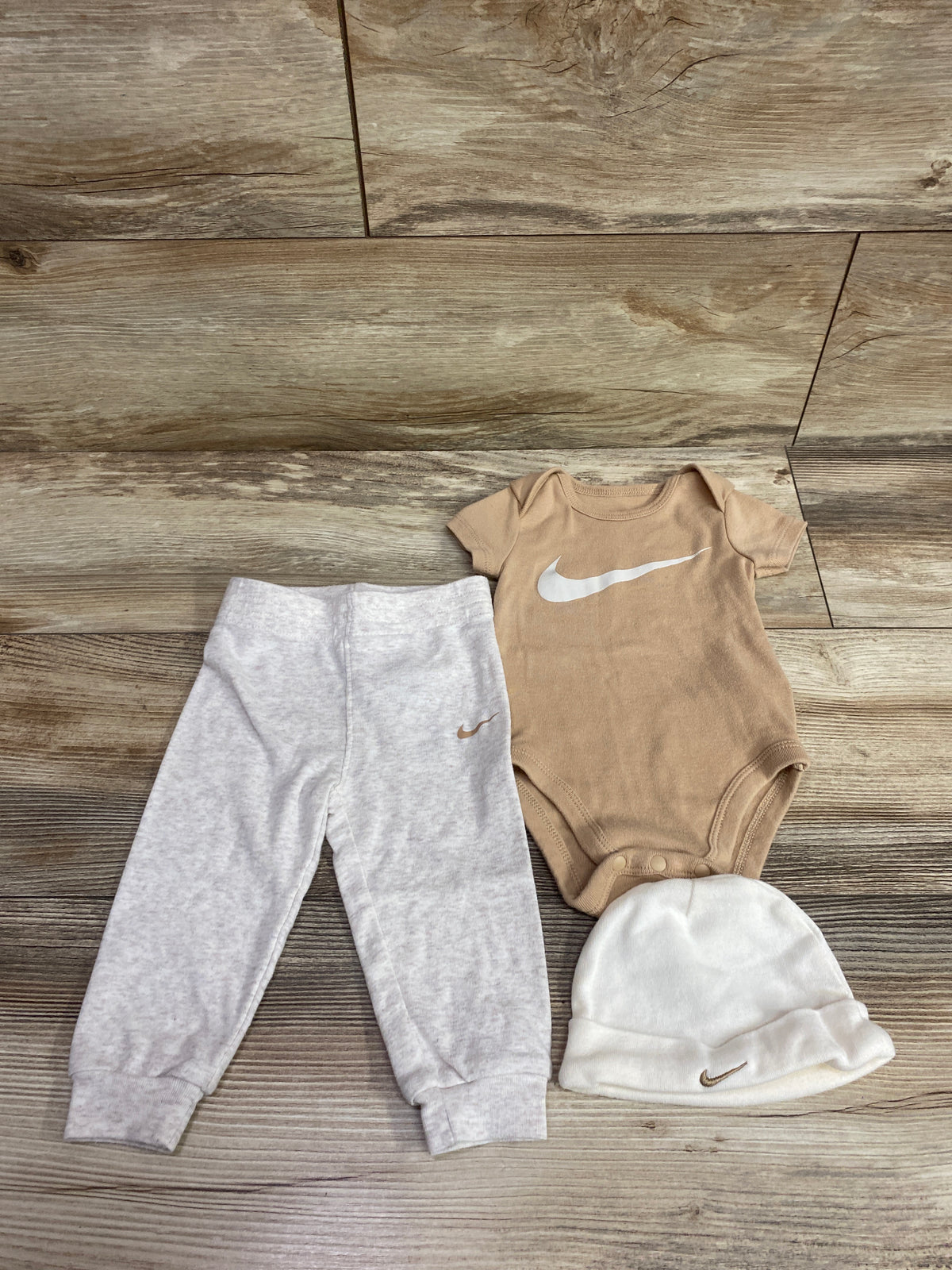 Nike 3pc Bodysuit, Pants, & Hat Set Tan sz 0-6m
