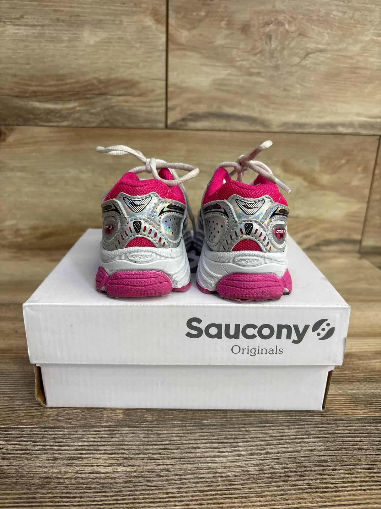 Saucony Omni 9 'Fuchsia/Iridescent' Sneakers sz 7c