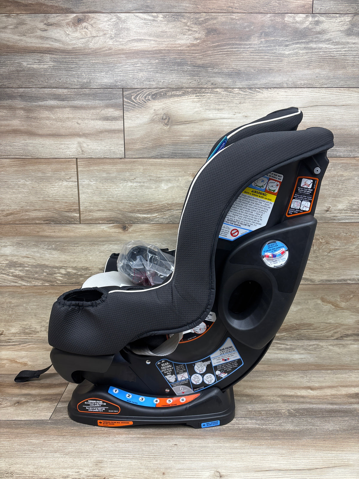 NEW Graco Extend2Fit Convertible Car Seat, in Gotham