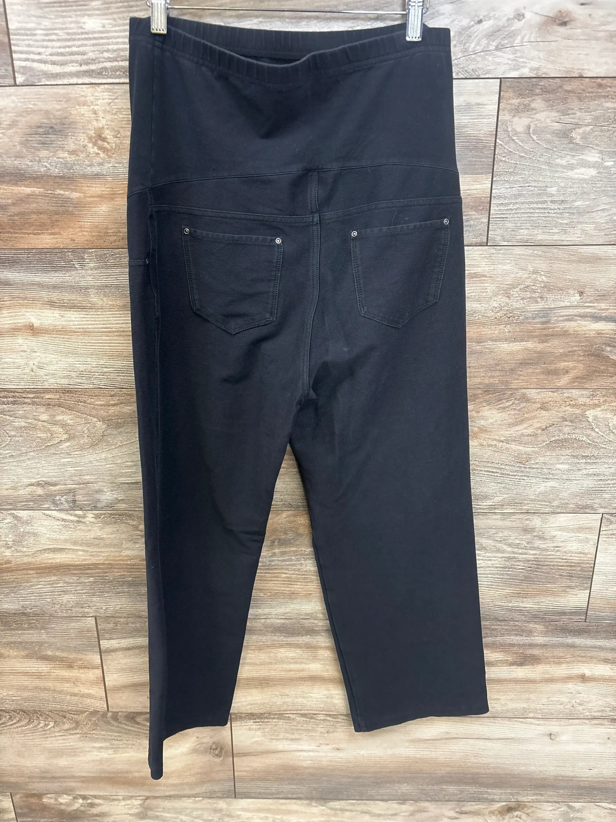 Black maternity pants with elastic waist and back pockets, ideal for comfort during pregnancy.
