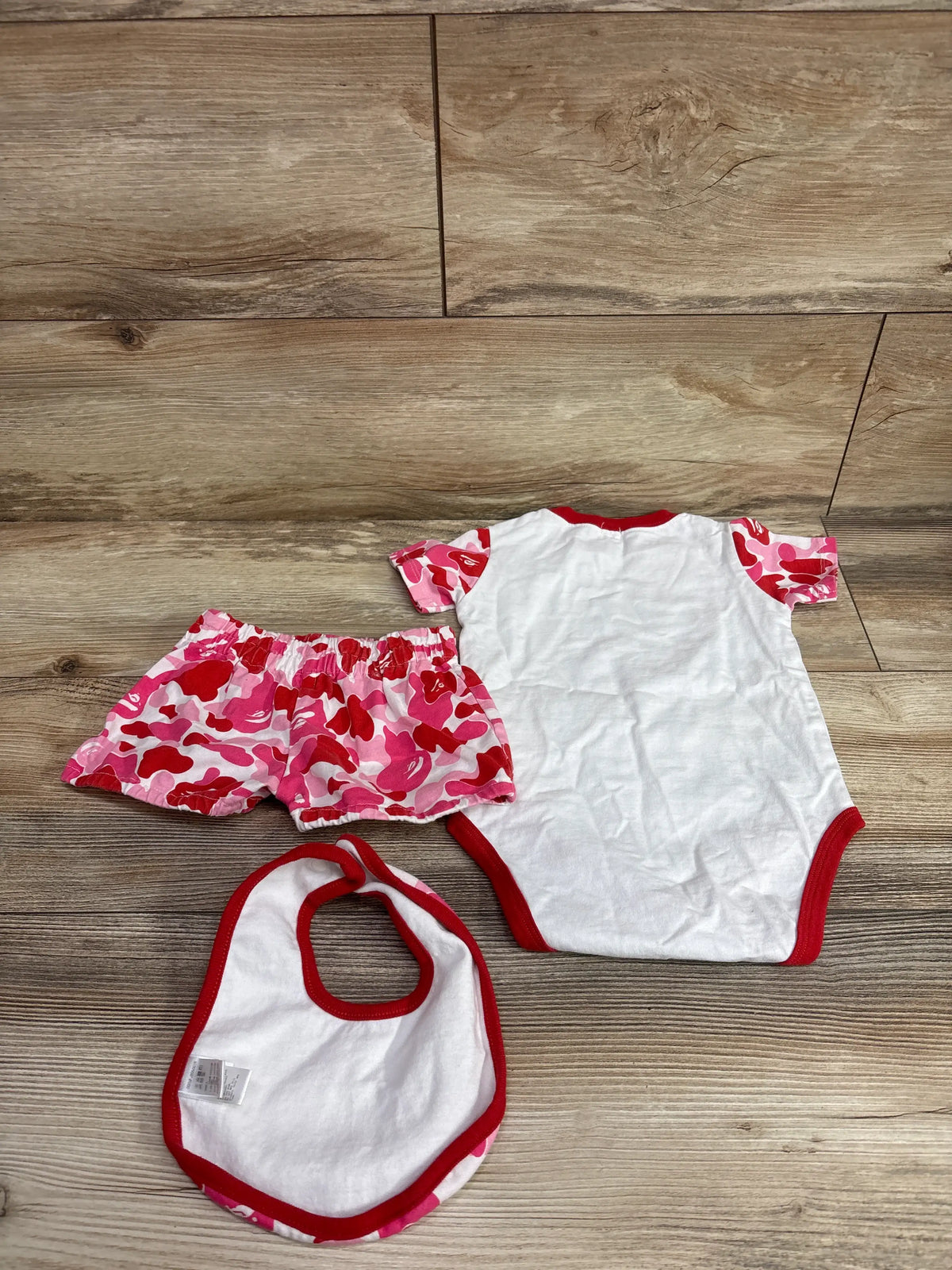 Bape Kids by A Bathing Ape 3pc ABC Camo Milo Gift Set in white and pink for baby size 6-9m