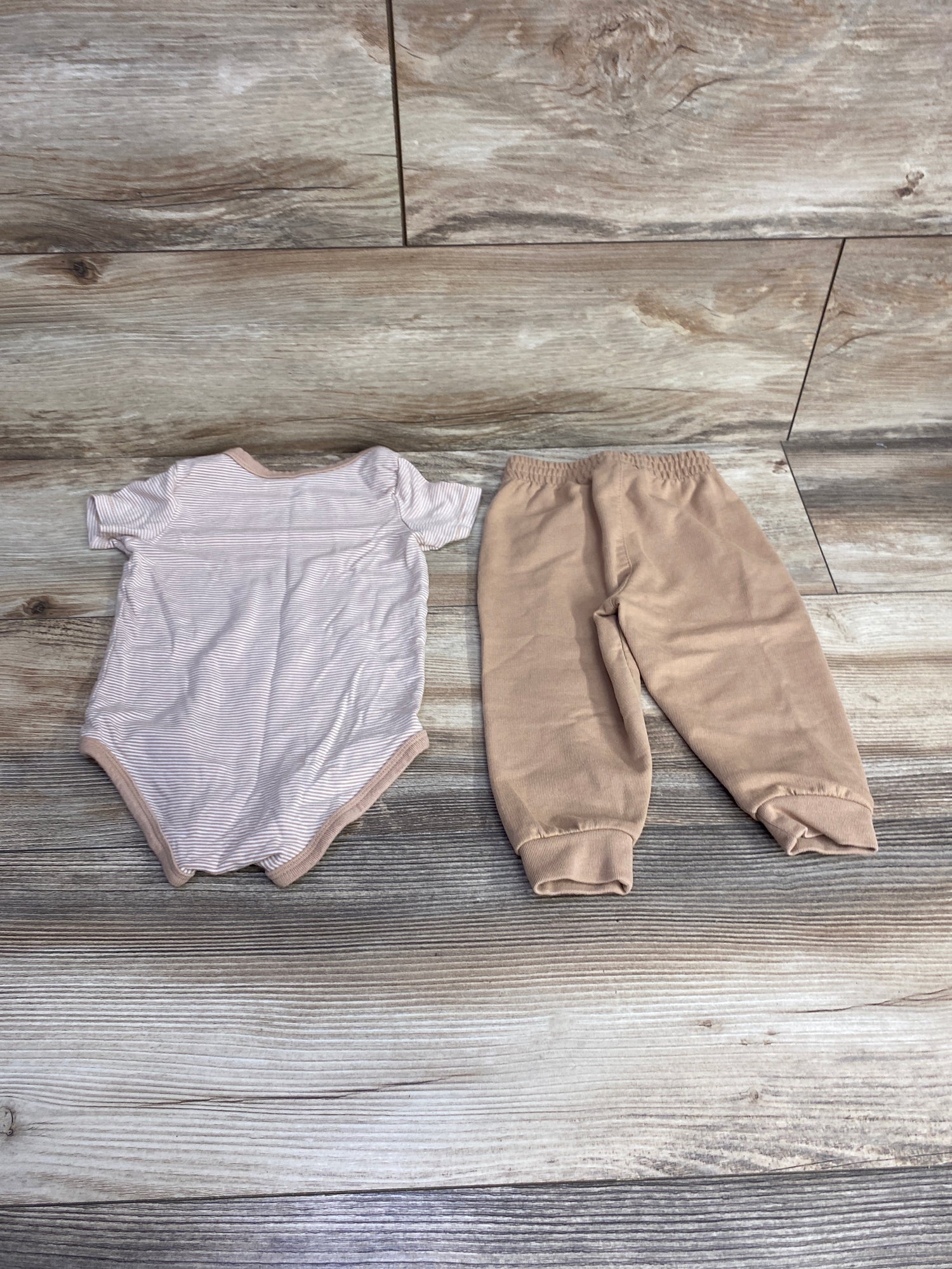 Nike 2pc Bodysuit & Pants Set Tan sz 6m
