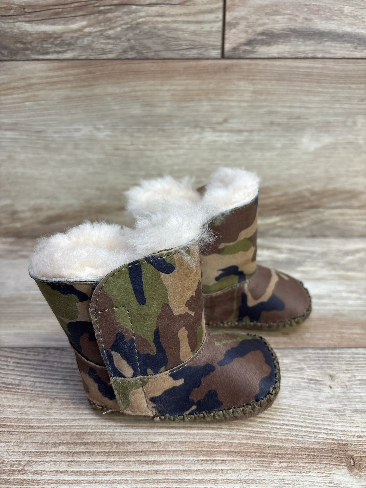 UGG Australia Caden Booties, Camo sz 0/1c