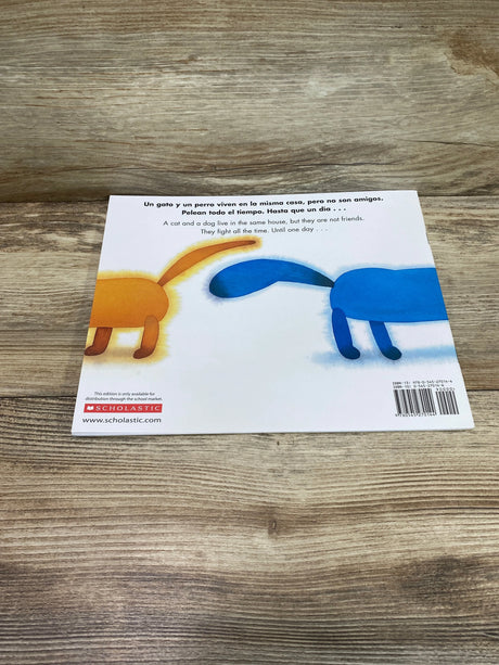 A Cat and a Dog / Un gato y un perro Bilingual Paperback Book - Me n Mommy To Be