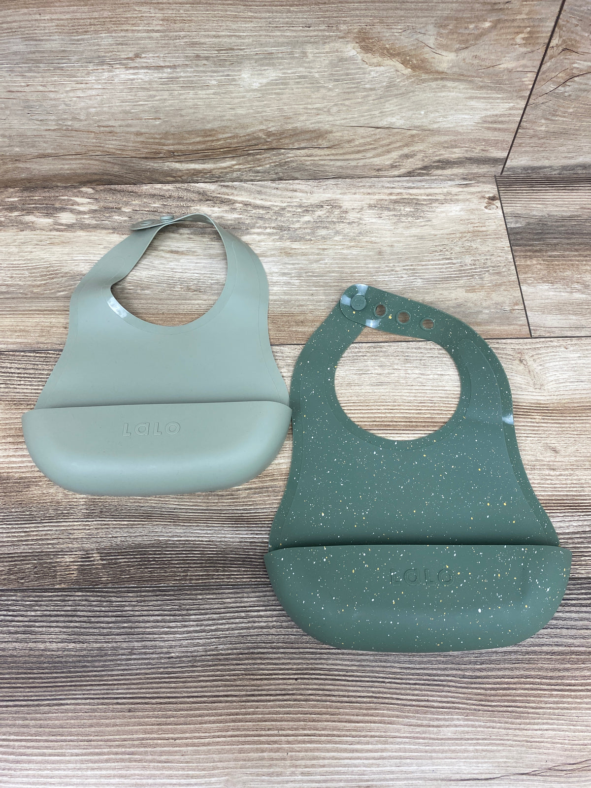 Lalo 2pk Silicone Bibs Green