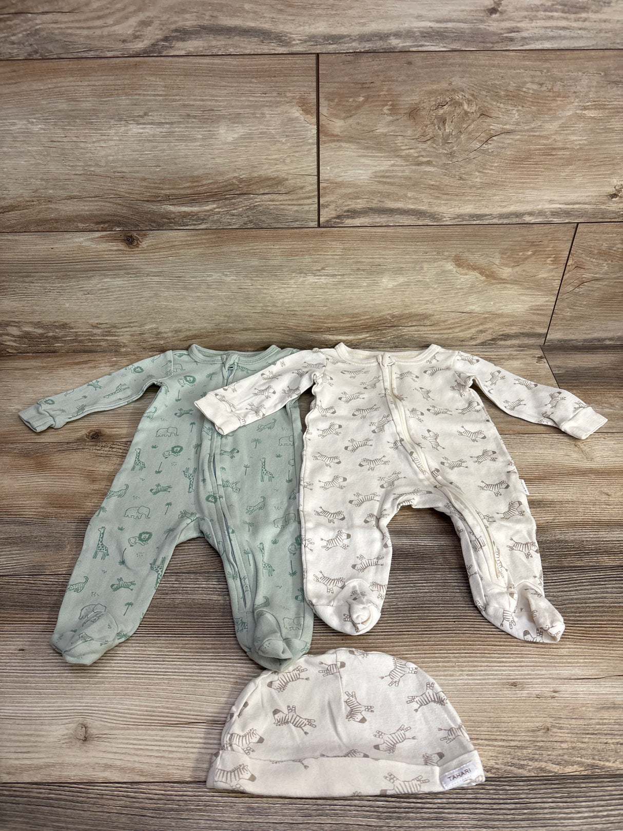 Tahari Baby 3pc Animal Print Sleeper & Hat Set Sage sz 0-3m