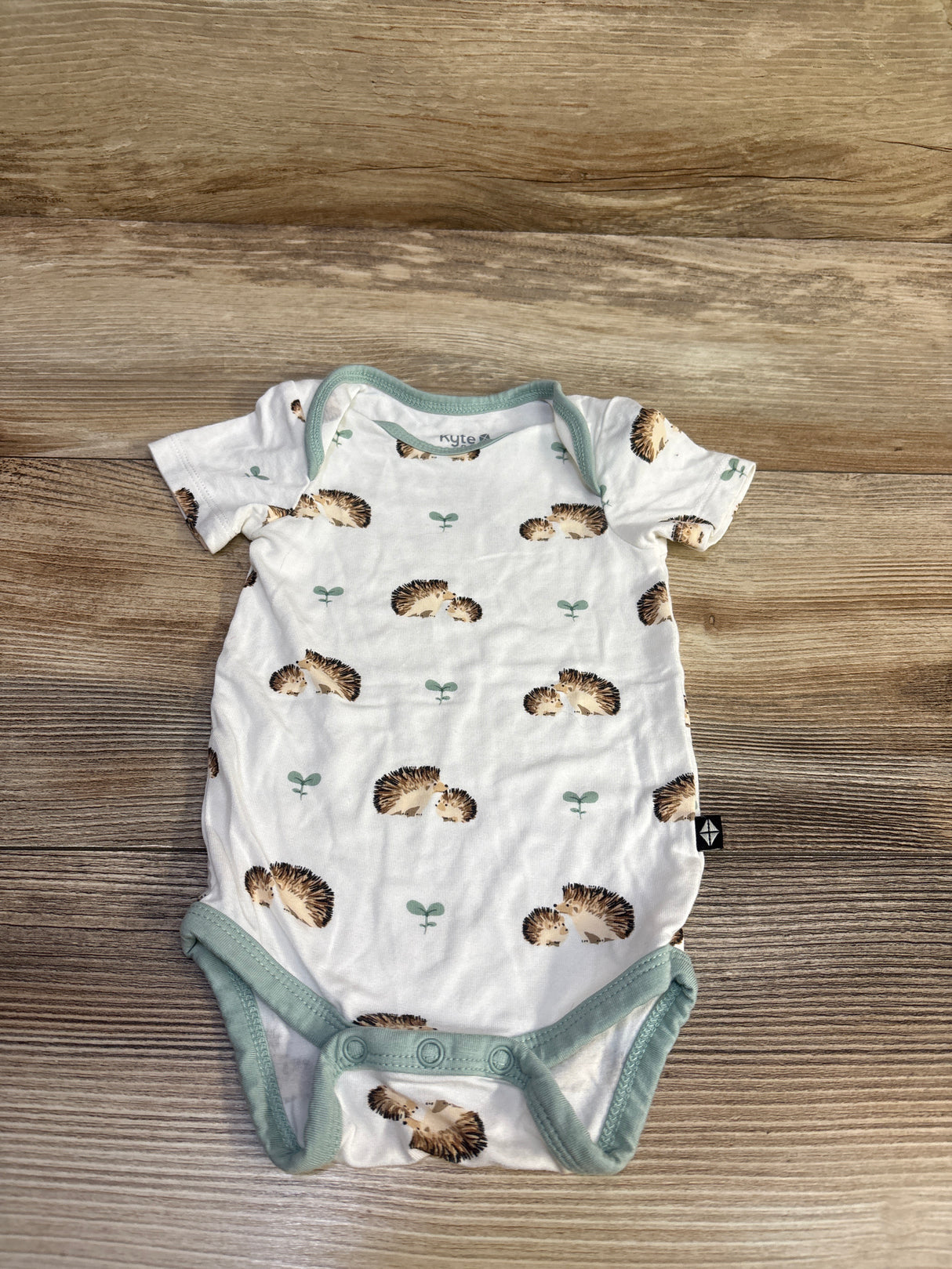 Kyte Baby Bamboo Bodysuit in Hedgehog White sz 0-3m