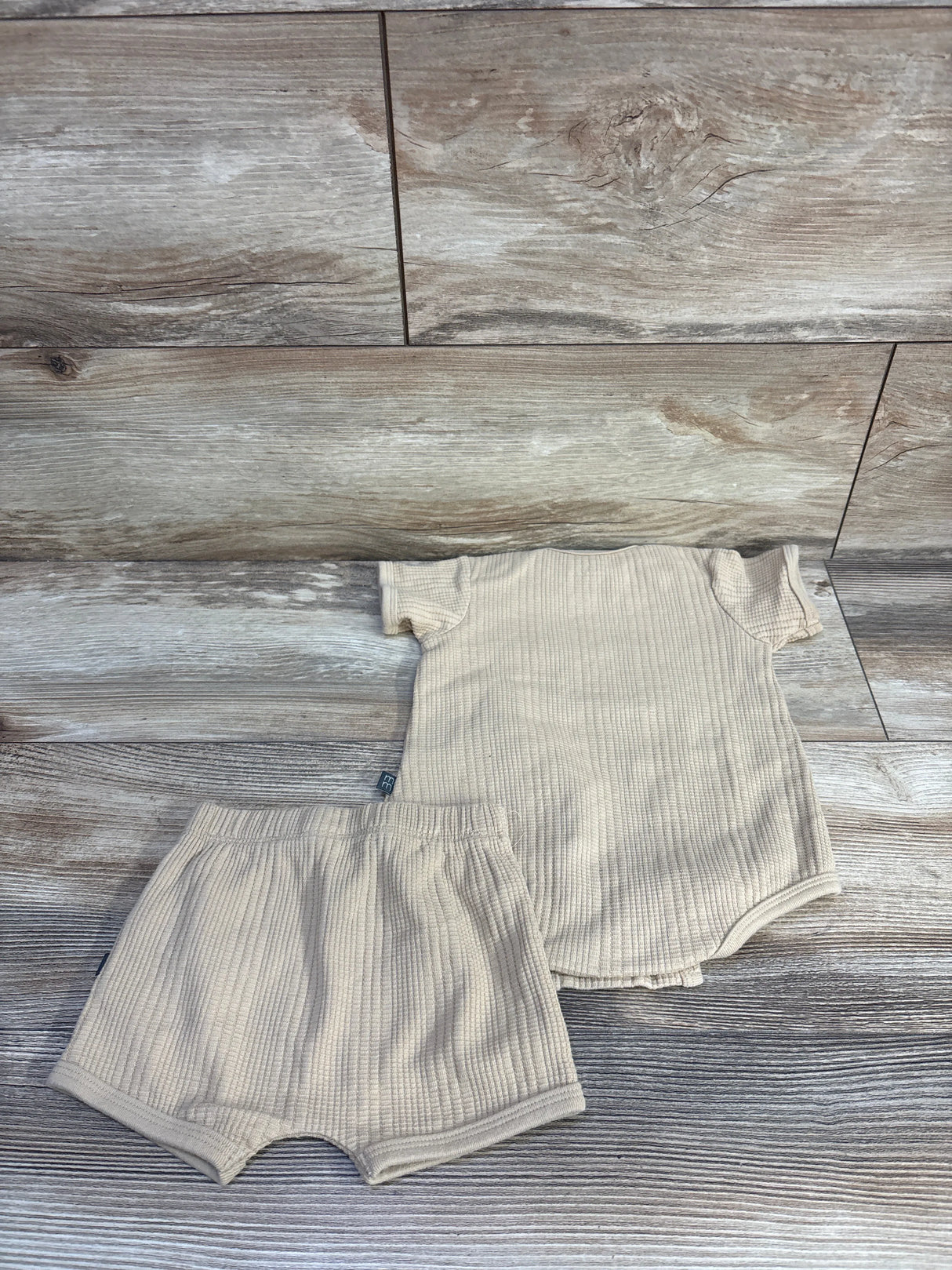 Modern Moments 2pc Textured Bodysuit & Shorts Set Tan sz 3-6m
