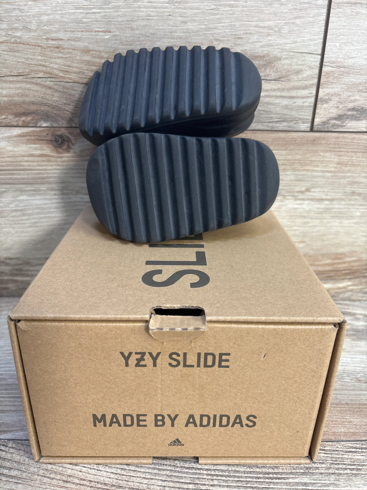 Adidas Yeezy Slides in Onyx sz 6c