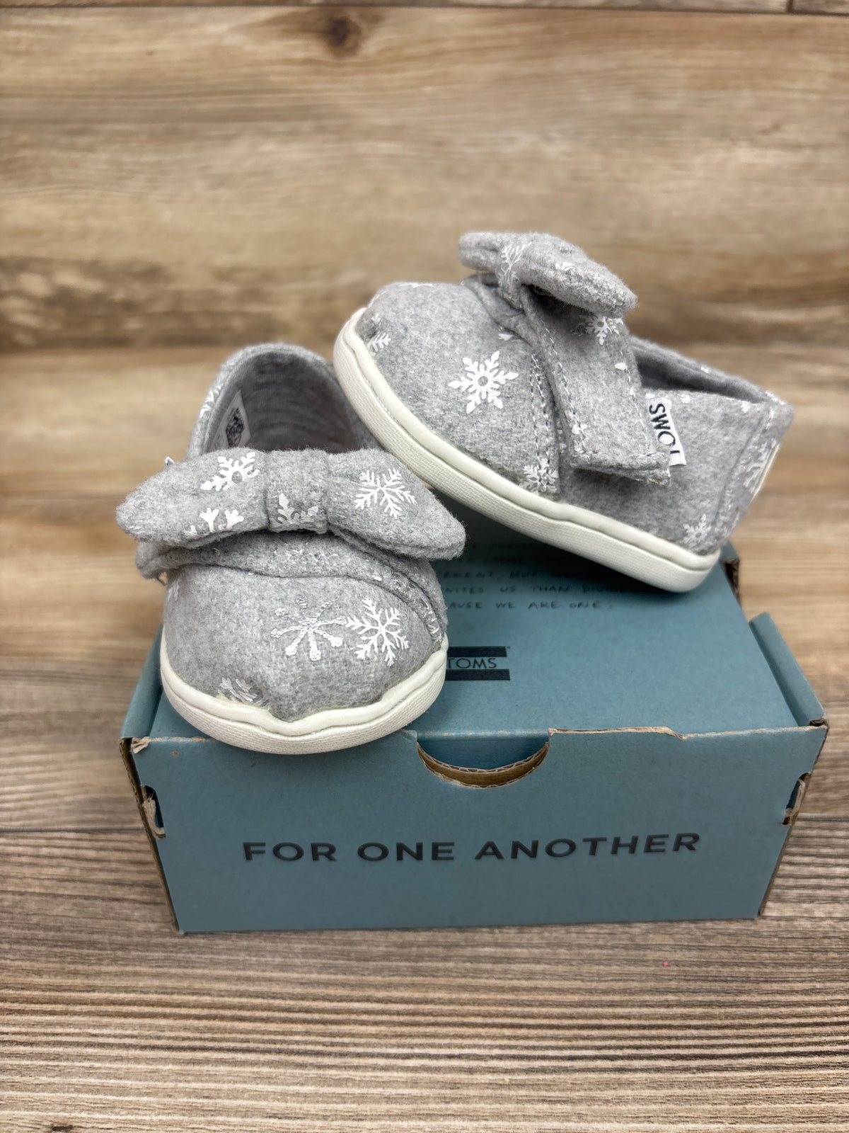 NEW Toms Tiny Classic Alpargata Felt Shoes in Grey Embroidered Snowflakes sz 2c