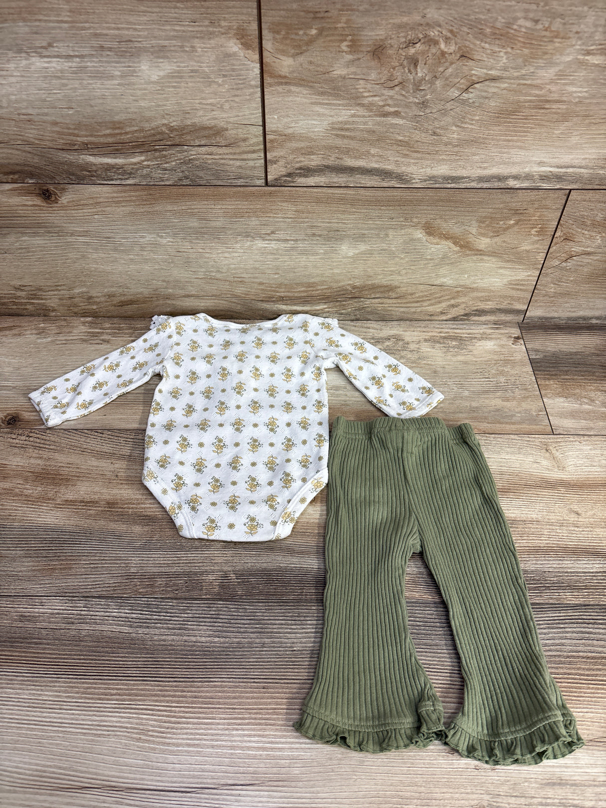 Daisy Fuentes 2pc Floral Bodysuit & Ribbed Bottoms White sz 0-3m