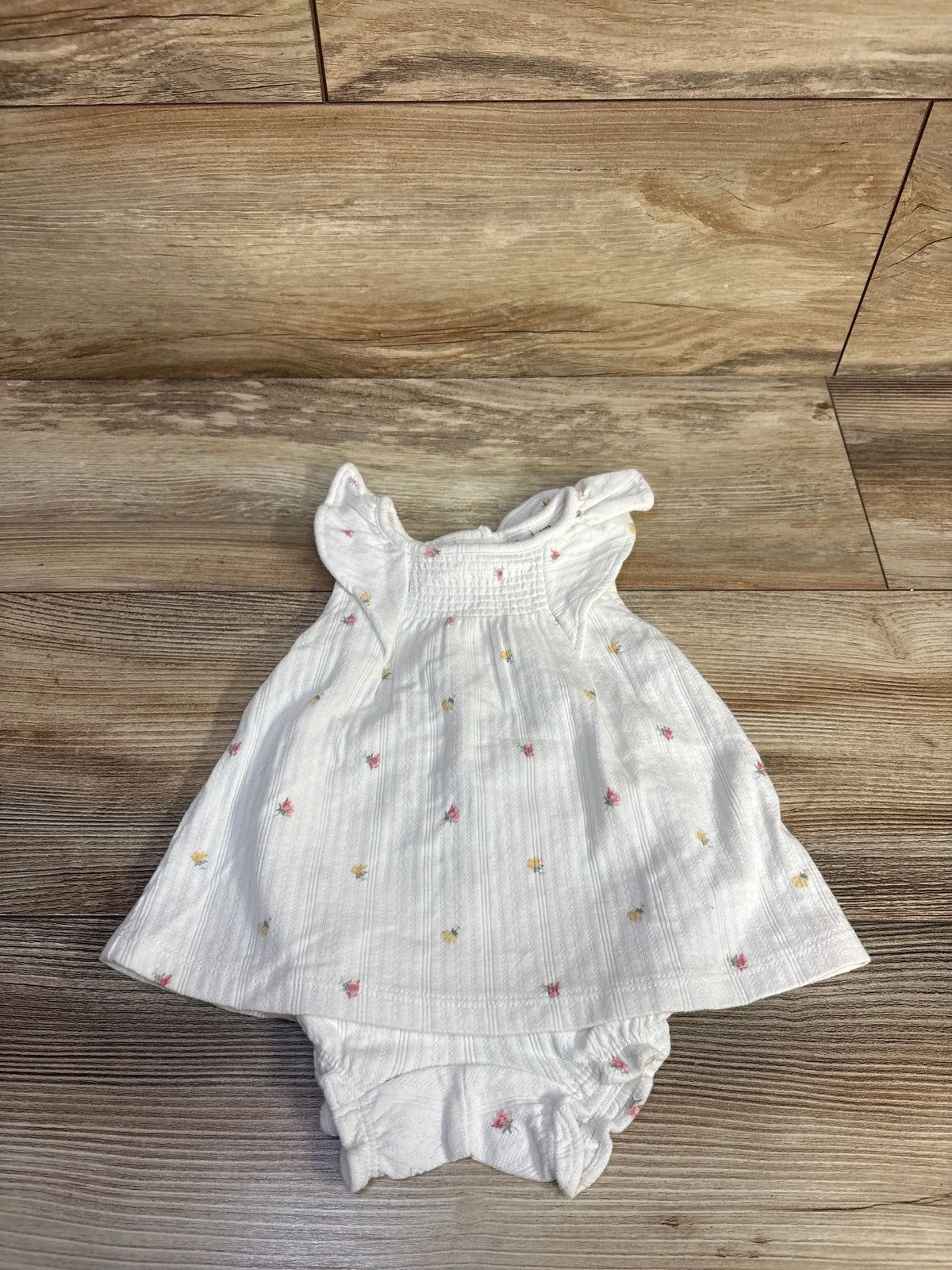 White Janie & Jack 2pc Rose Pointelle matching set for baby size 3-6m on wood background