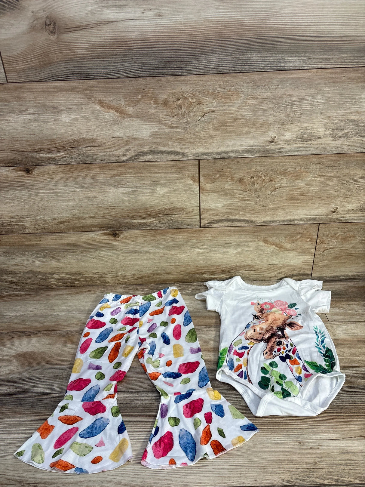 2pc Giraffe Bodysuit and Pant Set White sz 12-18m
