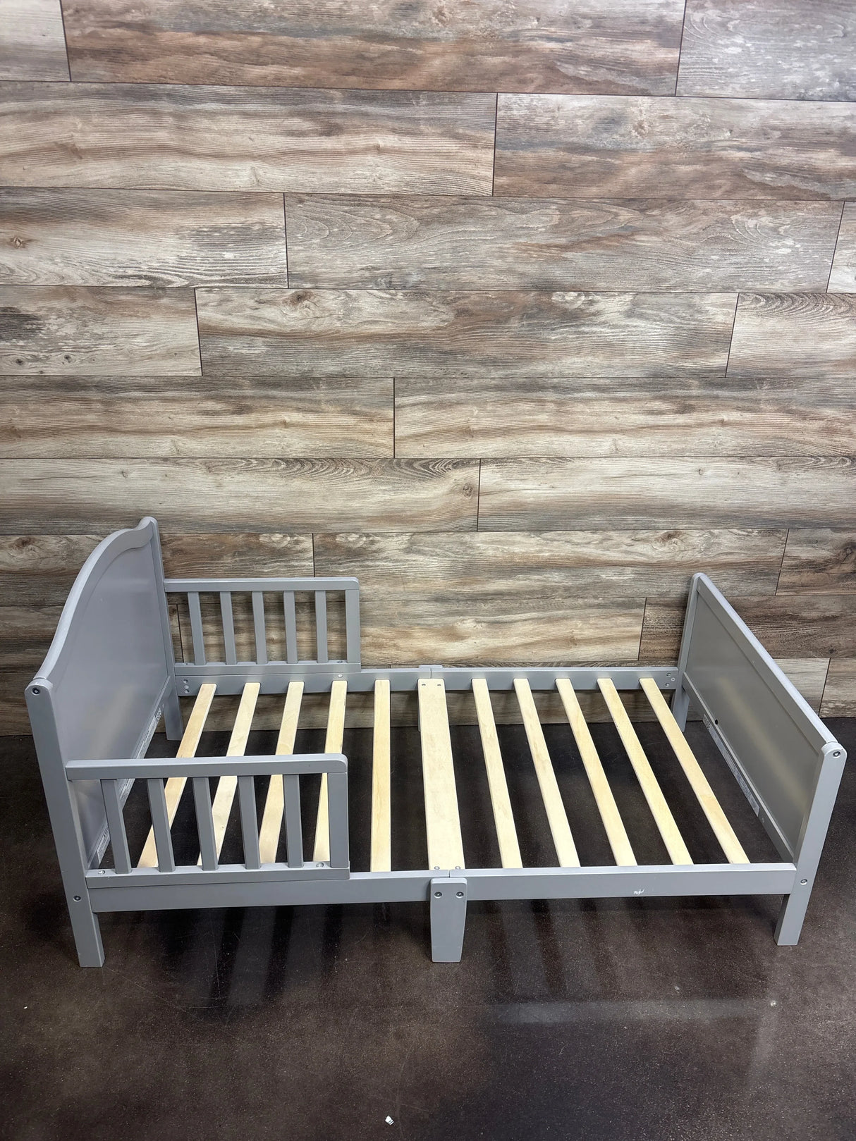 Delta Children Bennett Toddler Bed in Gray