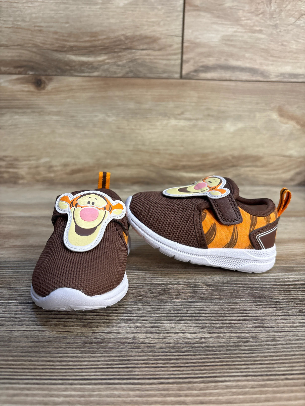 Disney Winnie the Pooh Tigger Sneakers Brown sz 4c