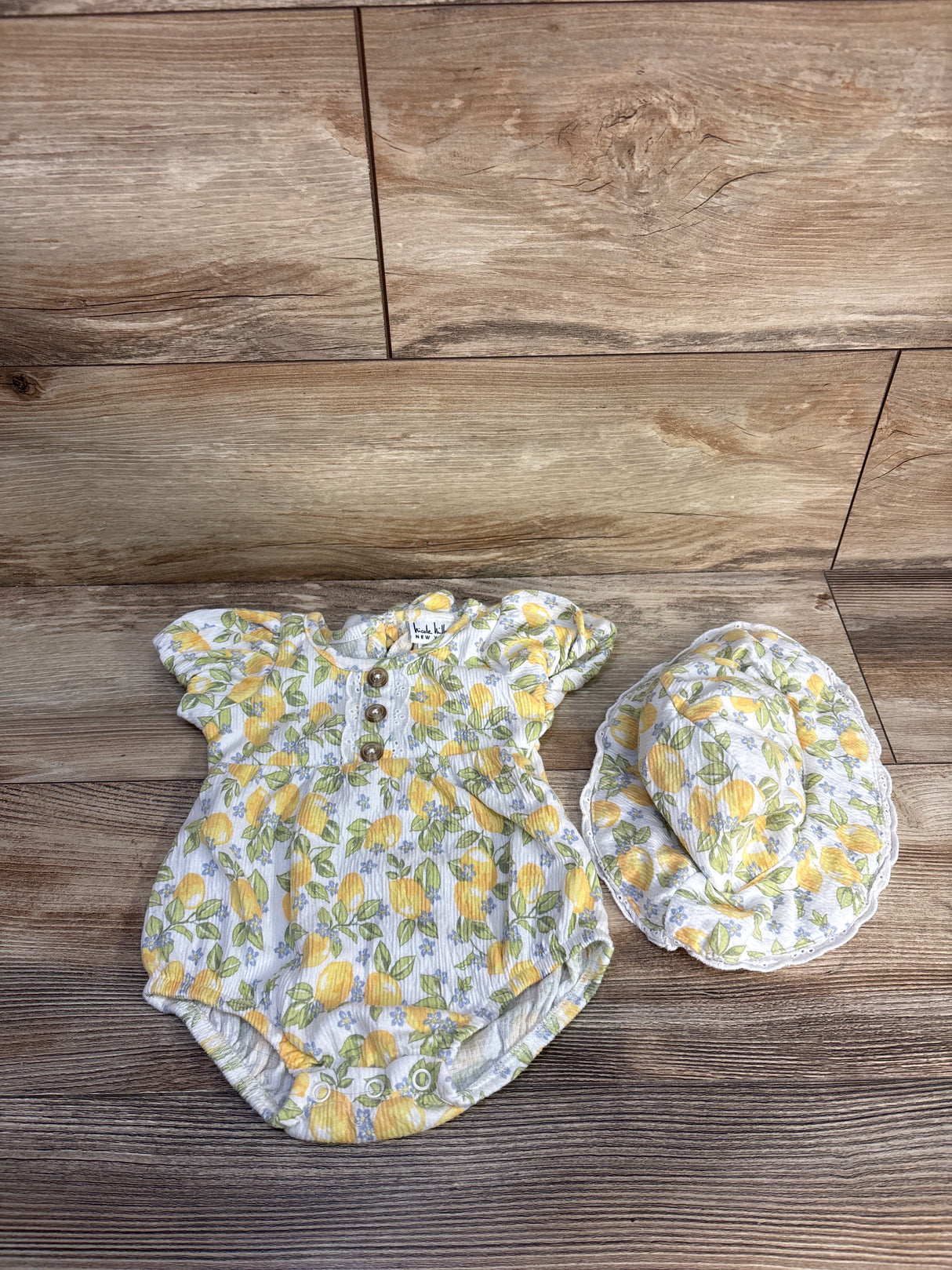 Nicole Miller 2pc Lemon Henley Bubble Romper & Bucket Hat White sz 3-6m