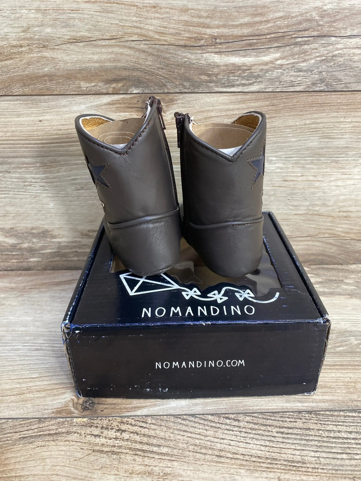 Back view of Nomandino chocolate baby boots size 2 6-9 months showing star stitch and rear zippers on black Nomandino box