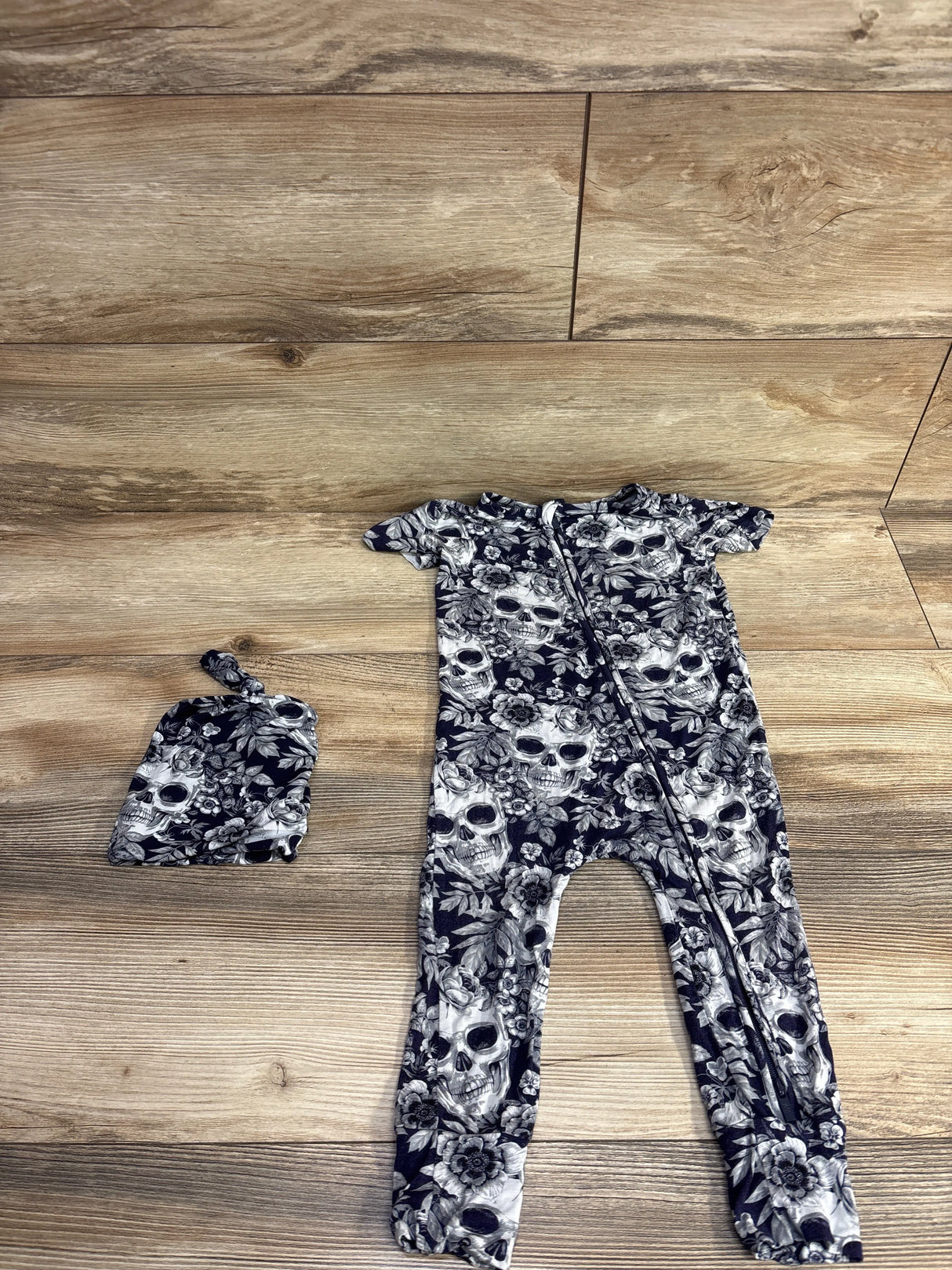 Little Bum Bums Skeletons in The Closet Short Sleeve Sleeper & Hat Grey sz 2T