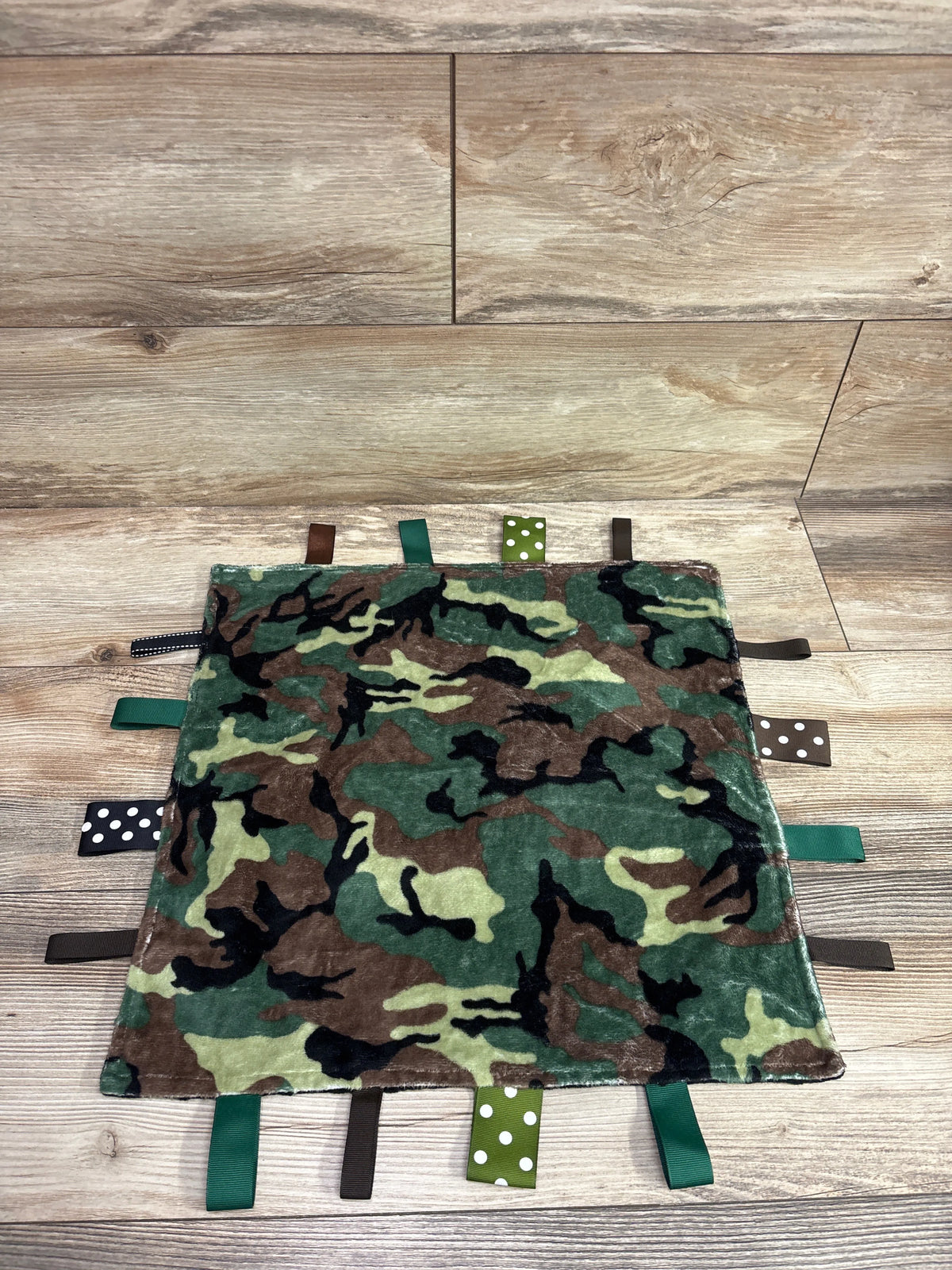 FOMAISELF minky camo tag ribbon baby blanket with green and polka dot tabs