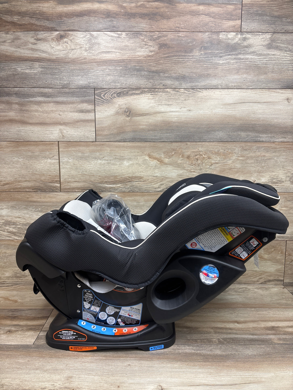 NEW Graco Extend2Fit Convertible Car Seat, in Gotham