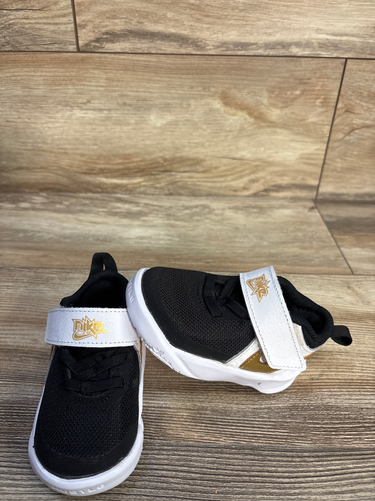 Nike Team Hustle TD 'Black White Metallic Gold D 10 sz 5c
