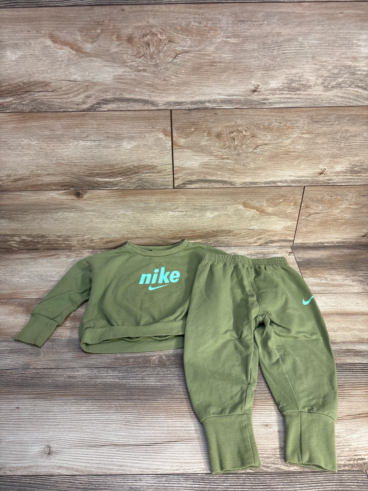 Nike 2pc Pullover Sweatshirt & Jogger Set Green sz 24m