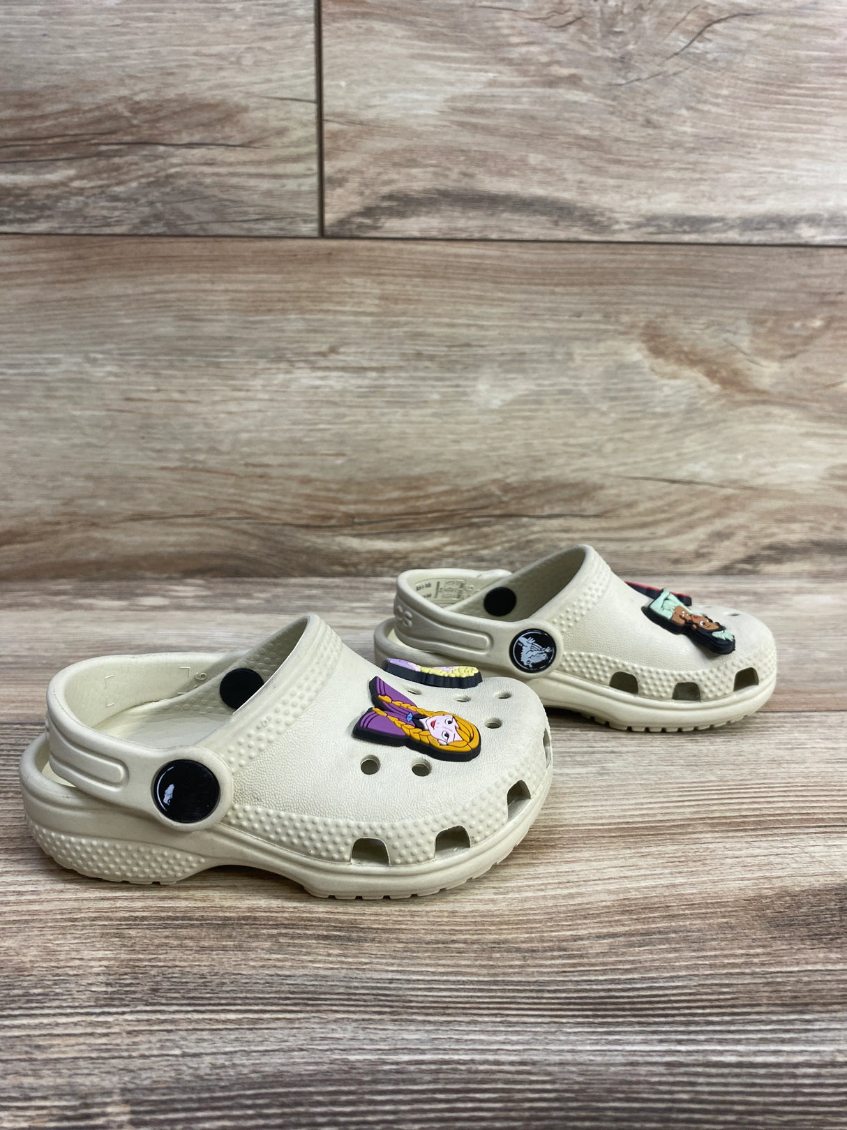 Crocs Classic Clogs w/ Disney Princess Jibbits Beige sz 6c