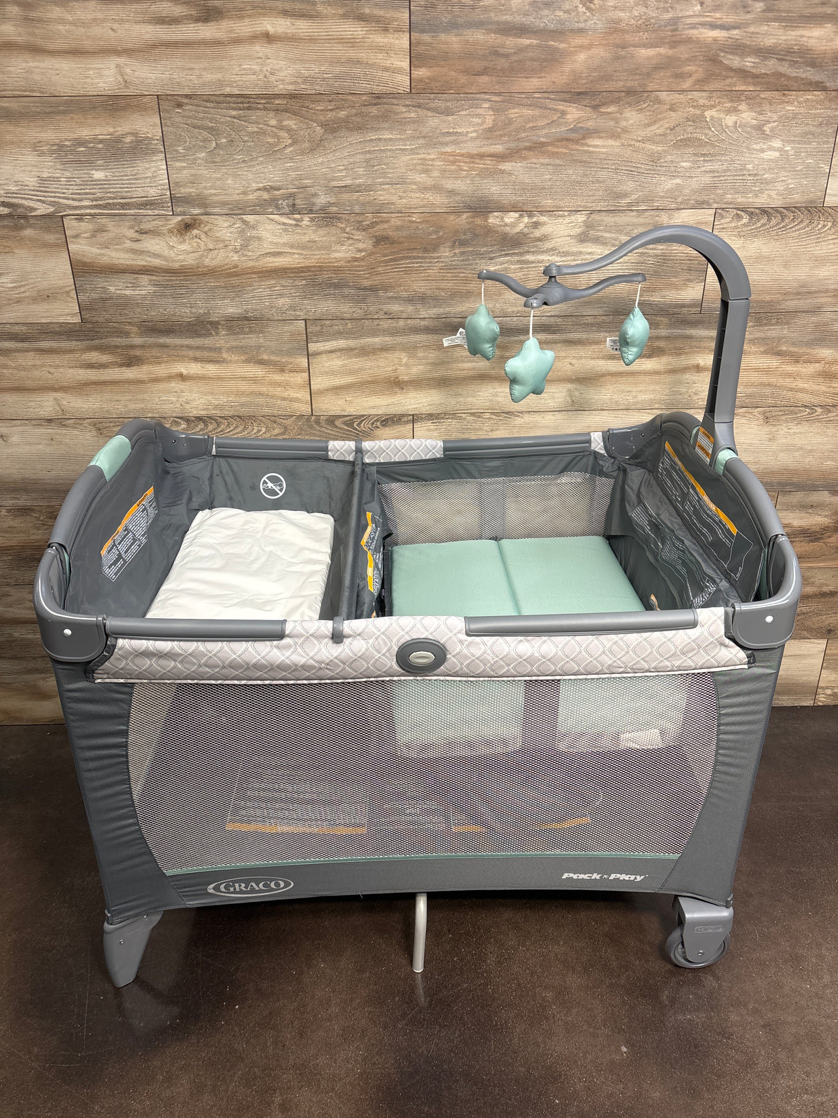 Graco Pack 'n Play Change 'n Carry Playard in Manor*