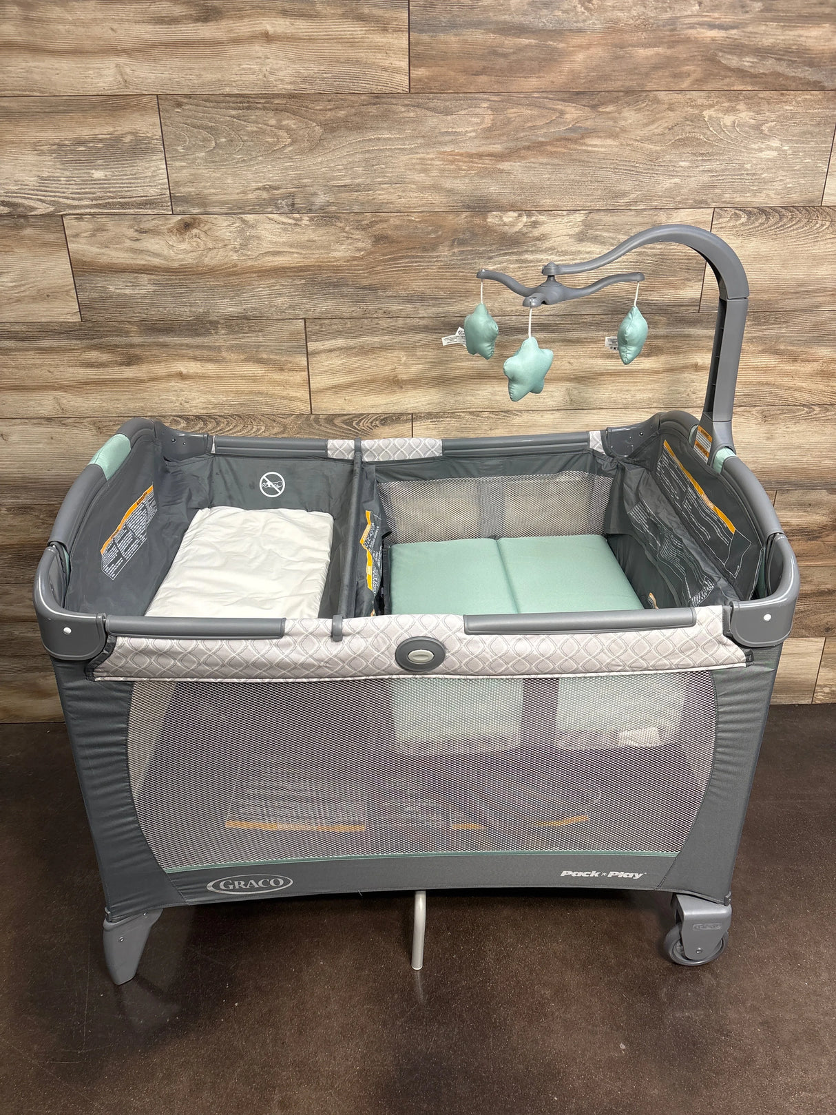 Graco Pack 'n Play Change 'n Carry Playard in Manor*