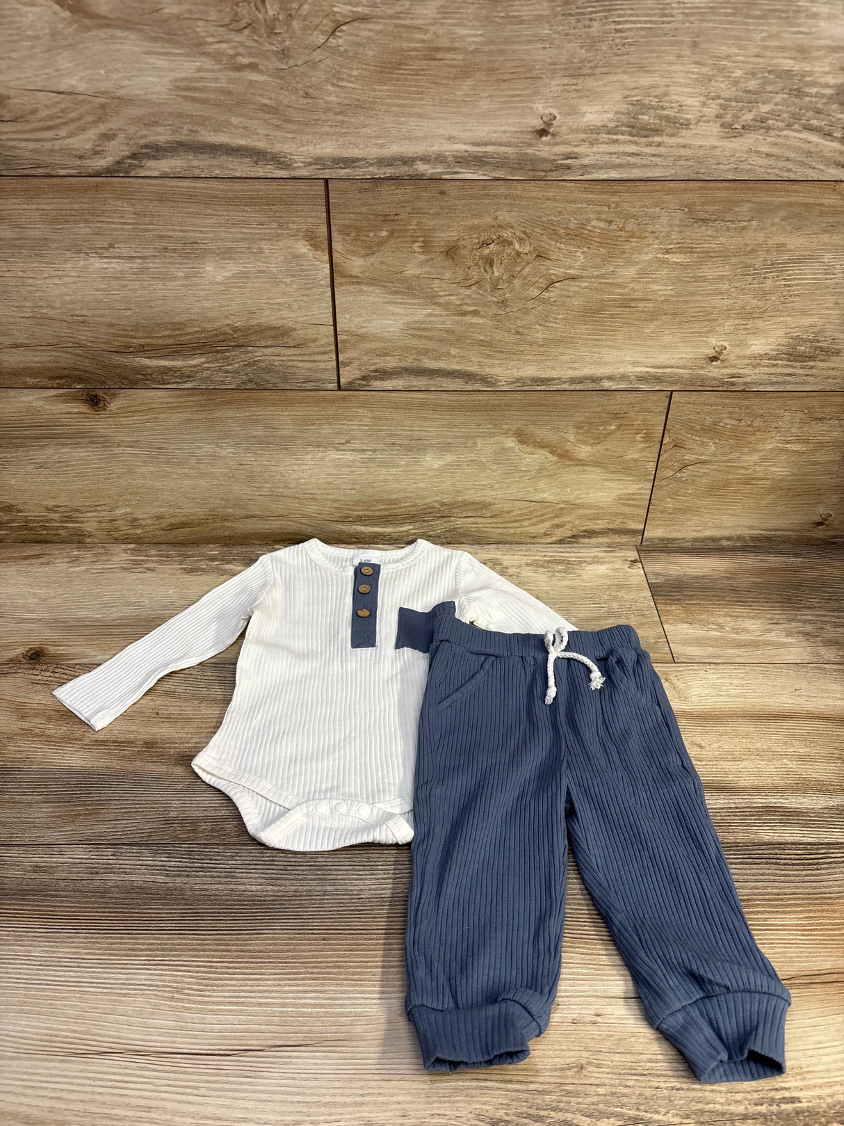 Ribbed 2pc Henley Bodysuit & pants Set White sz 3-6m