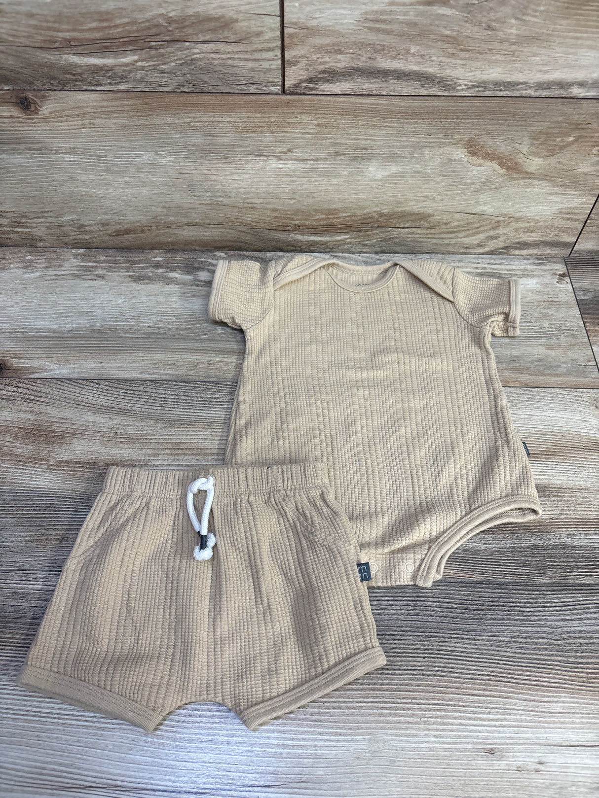 Modern Moments 2pc Textured Bodysuit & Shorts Set Tan sz 3-6m