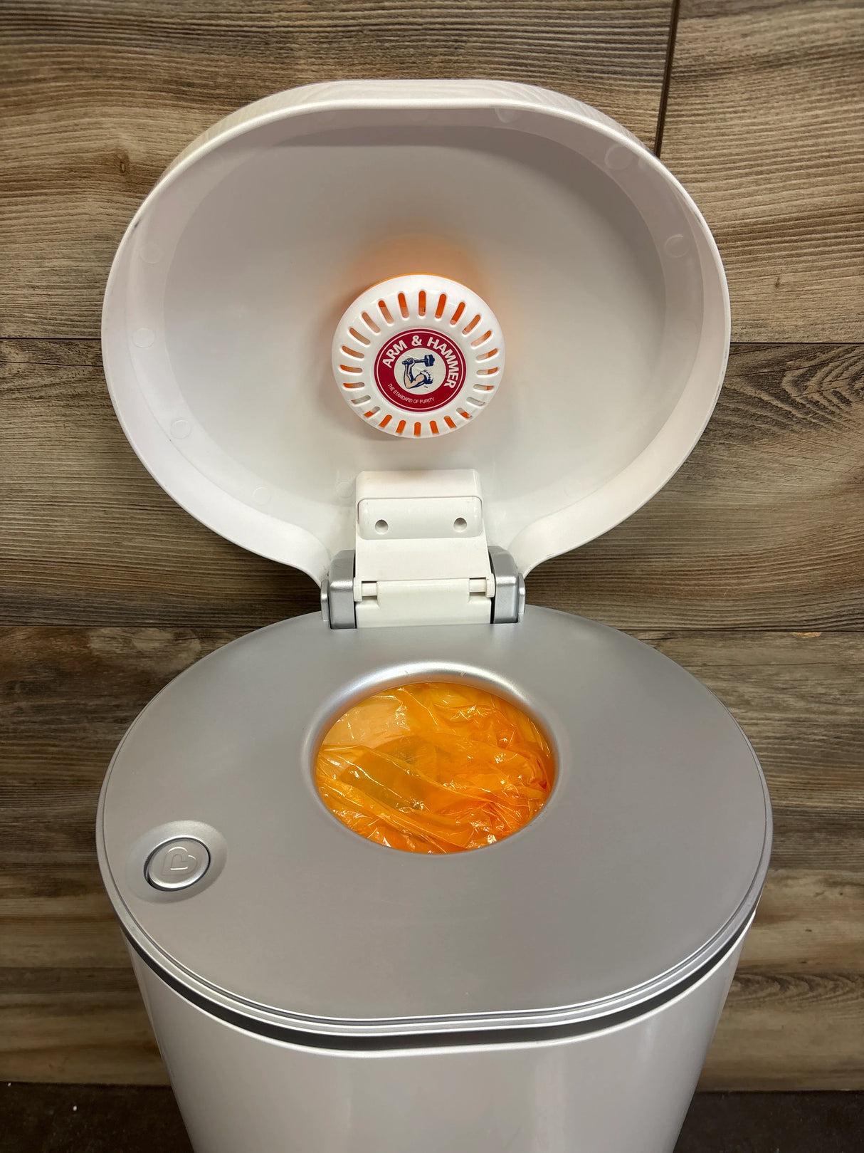 Munchkin STEP Diaper Pail, Powered by Arm & Hammer*