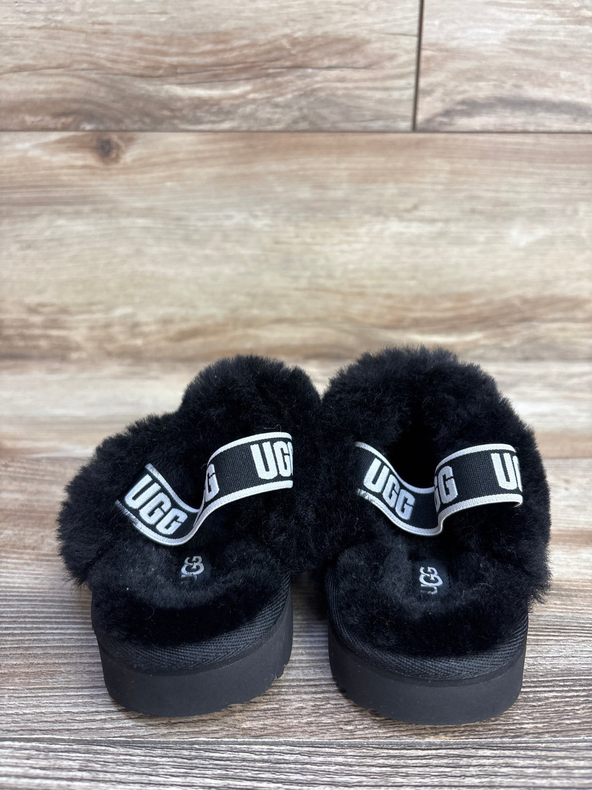 UGG Funkette Slippers Black sz 9c
