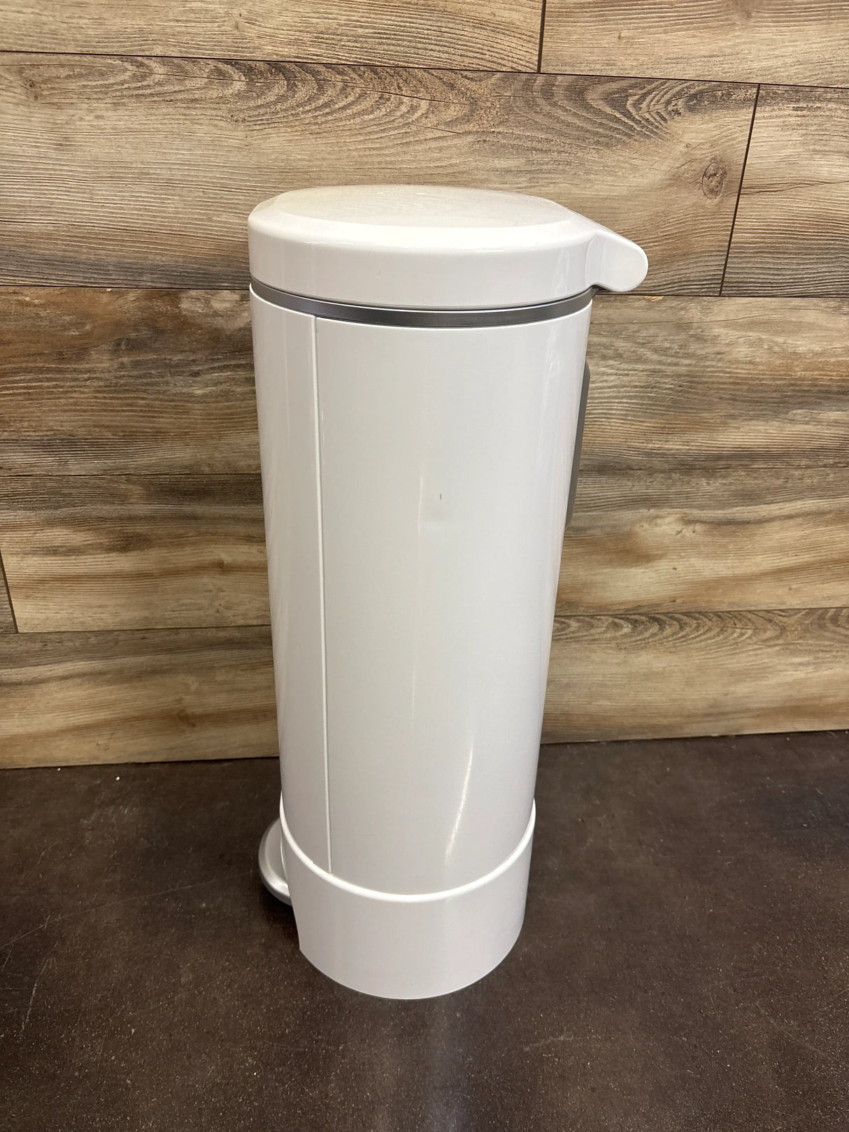 Munchkin STEP Diaper Pail, Powered by Arm & Hammer*