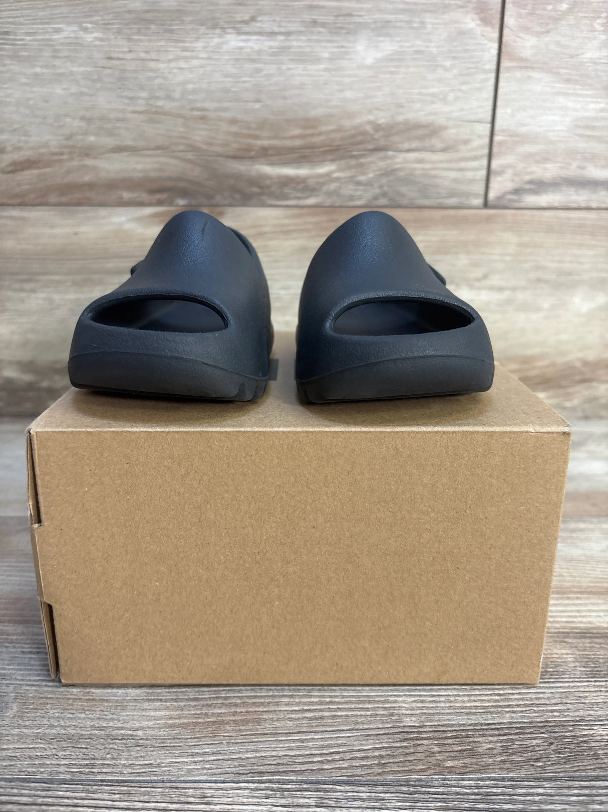 Adidas Yeezy Slides in Onyx sz 6c
