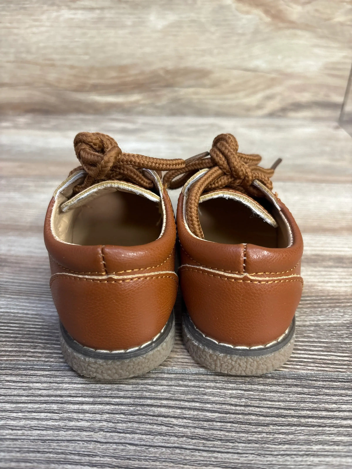 Rear view of Meckior Oxford dress shoes in brown showcasing lace-up closure and PU leather exterior on a wood-grain surface