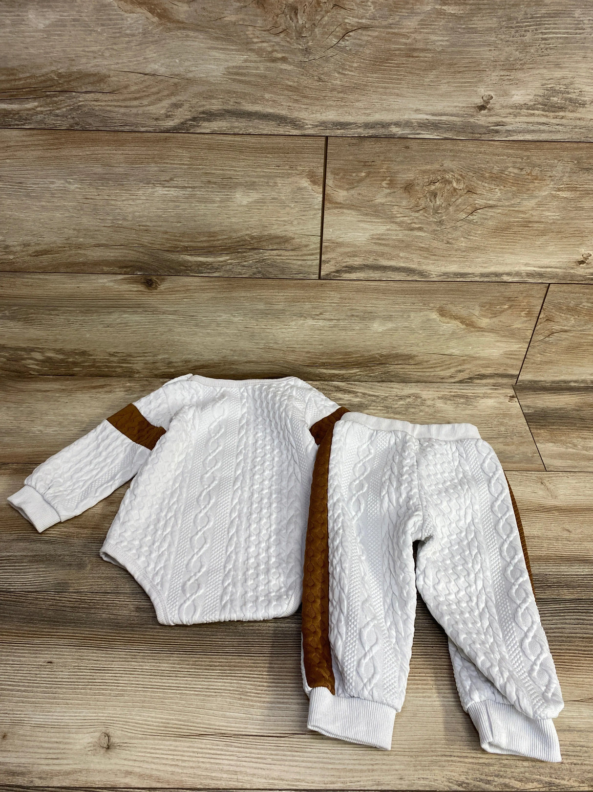 2pc Textured Bear Sweatshirt & Joggers Set White sz 12-18m
