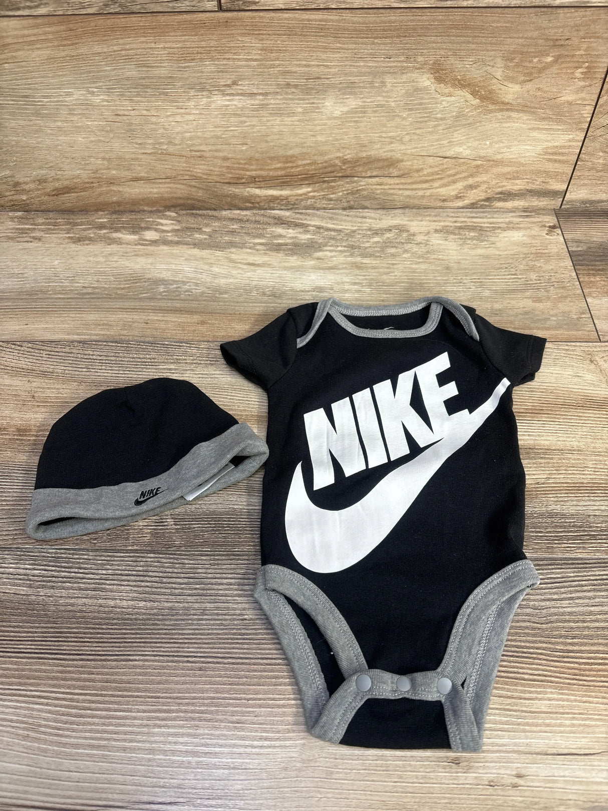 Nike 2pc Bodysuit & Hat Set Black sz 0-6m