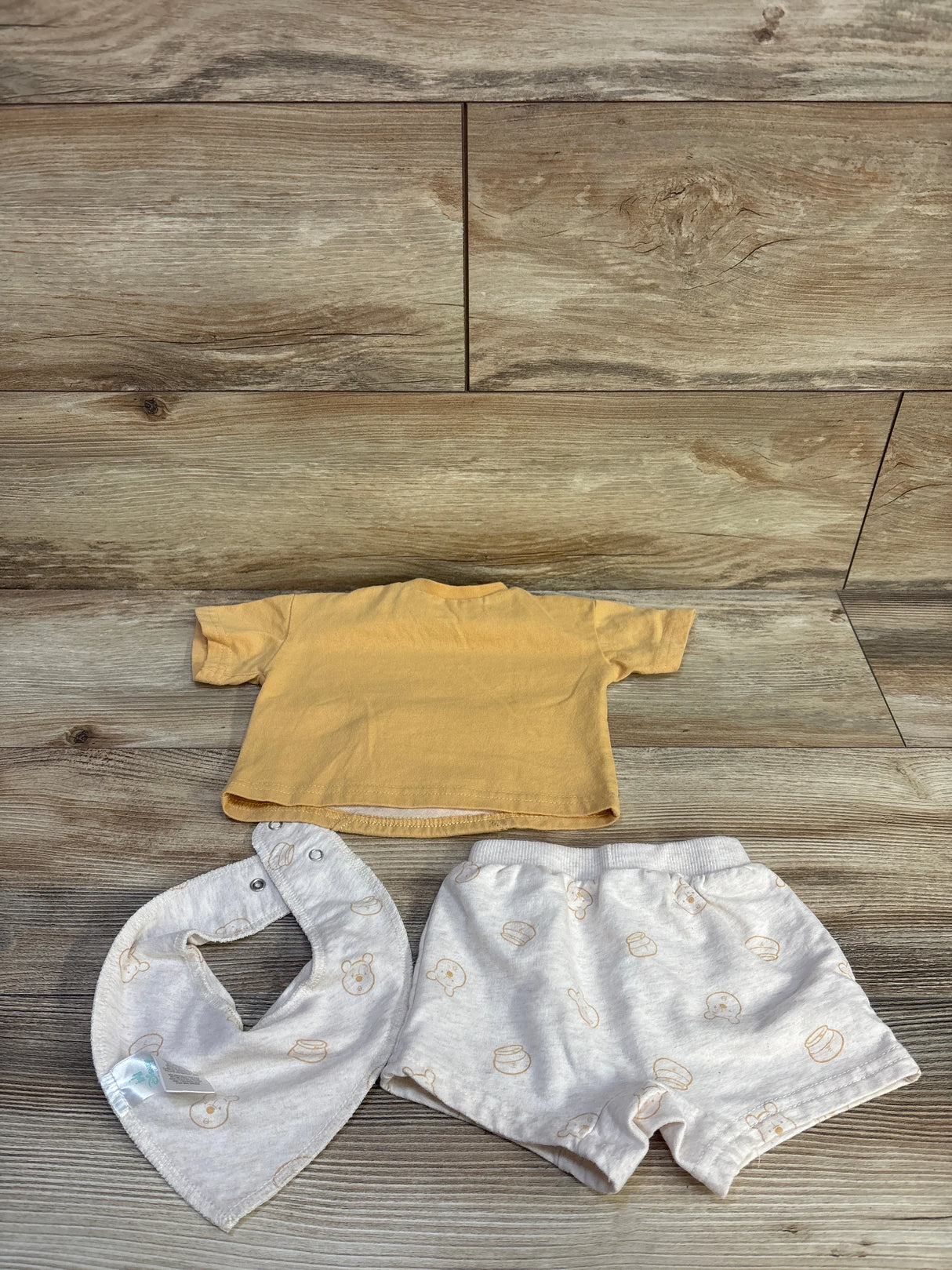 Disney Baby Winnie The Pooh 3pc Shirt, Shorts, & Bib Set Yellow sz 0-3m