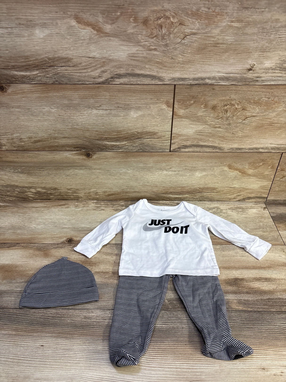 Nike 3pc Shirt, Footed Bottoms, & Hat Set White sz 6m