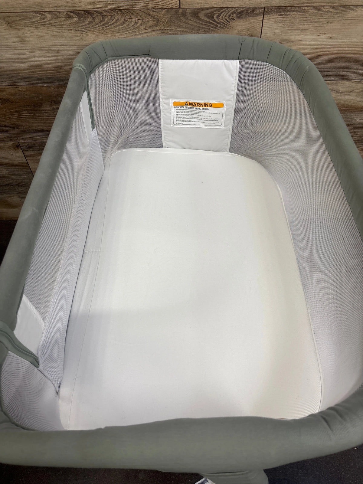 Baby Delight Beside Me Dreamer Bedside Bassinet in Grey