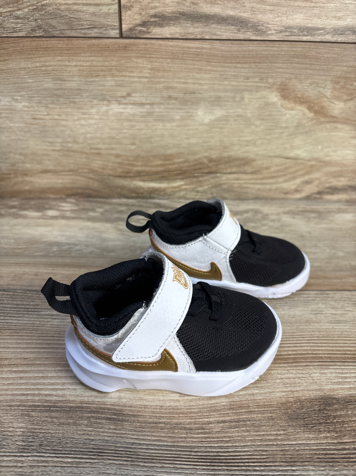 Nike Team Hustle TD 'Black White Metallic Gold D 10 sz 5c
