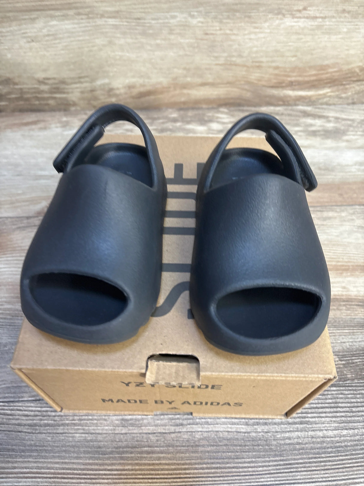 Adidas Yeezy Slides in Onyx sz 6c