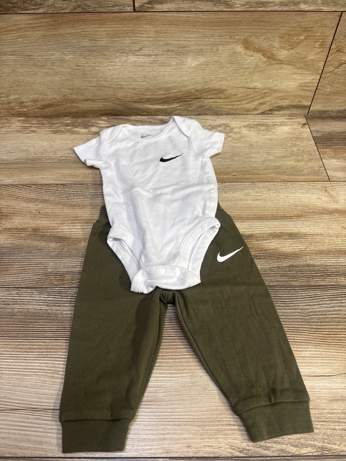 Nike 2pc Bodysuit & Pants Set White sz 6m