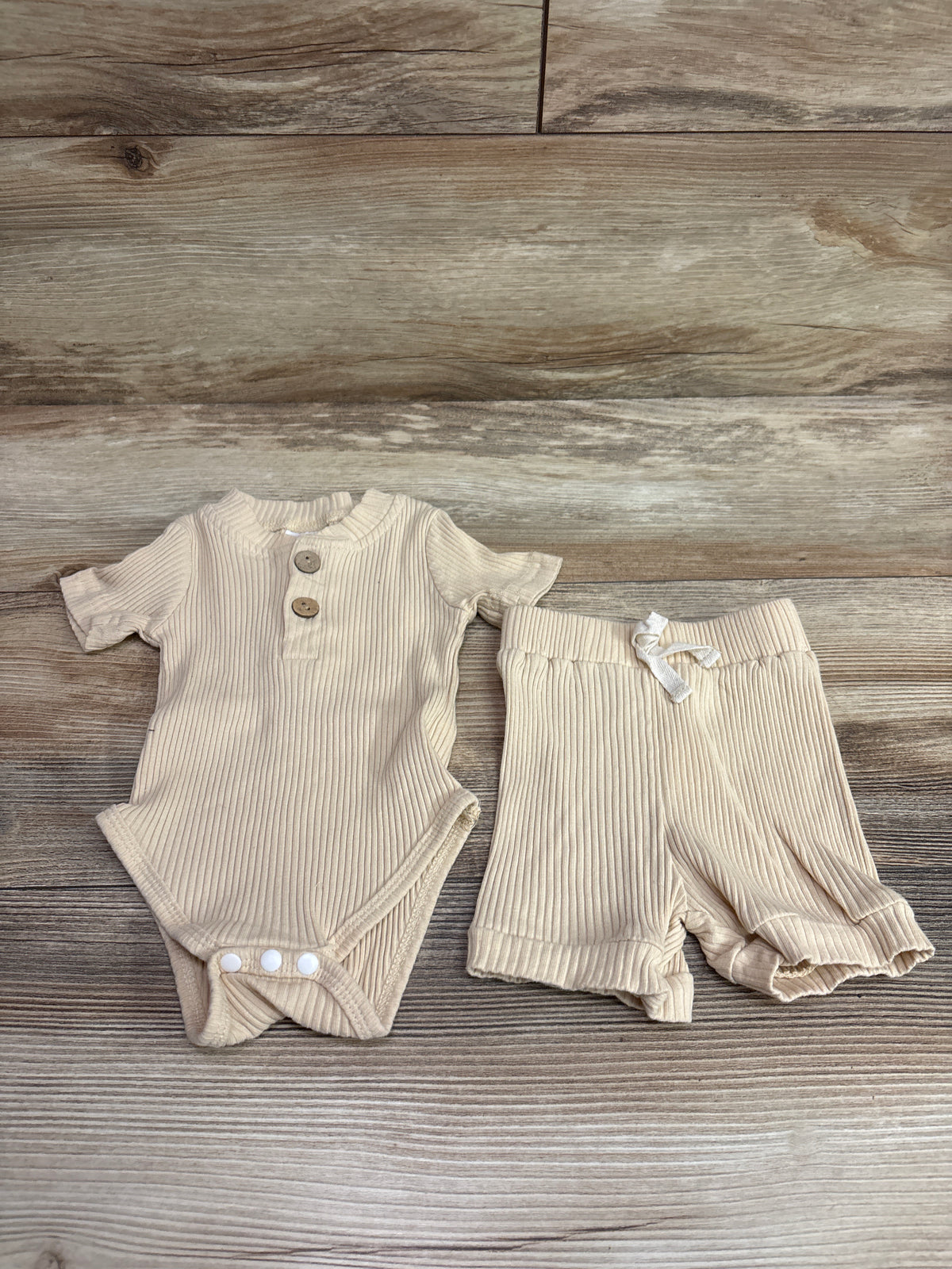 Ribbed 2pc Henley Bodysuit & Shorts Set Beige sz 3-6m