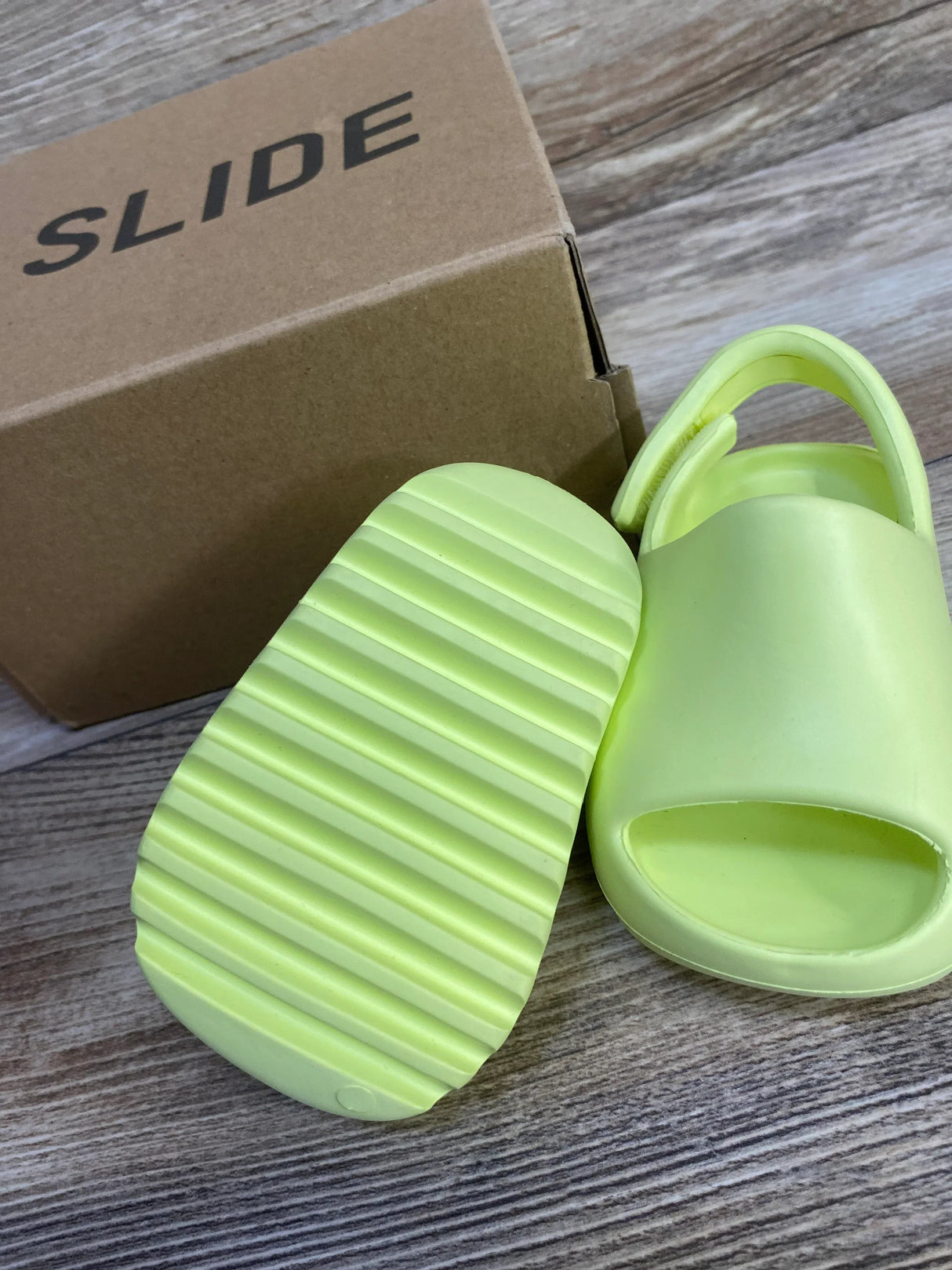Adidas Yeezy Slides in Green Glow sz 4c