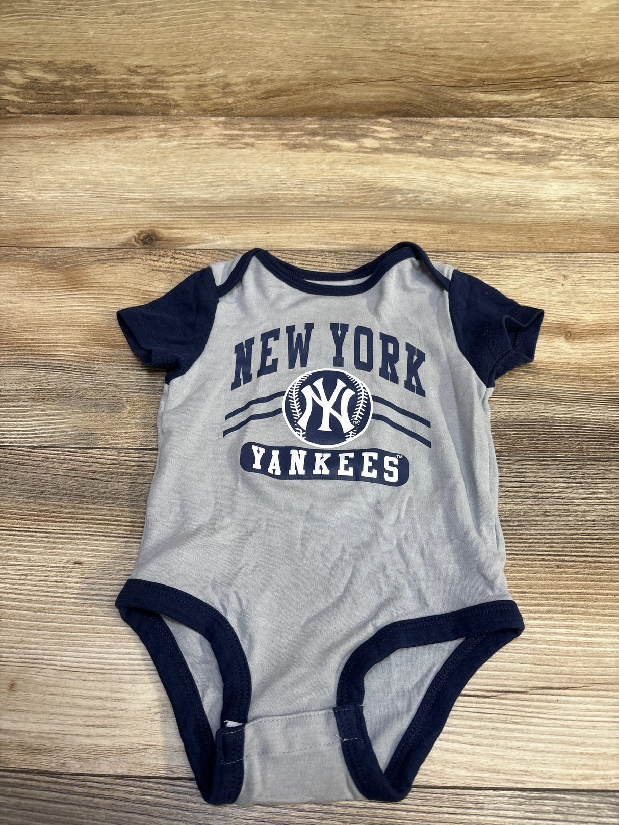 Genuine Merchandise New York Yankees Bodysuit Grey sz 3/6m